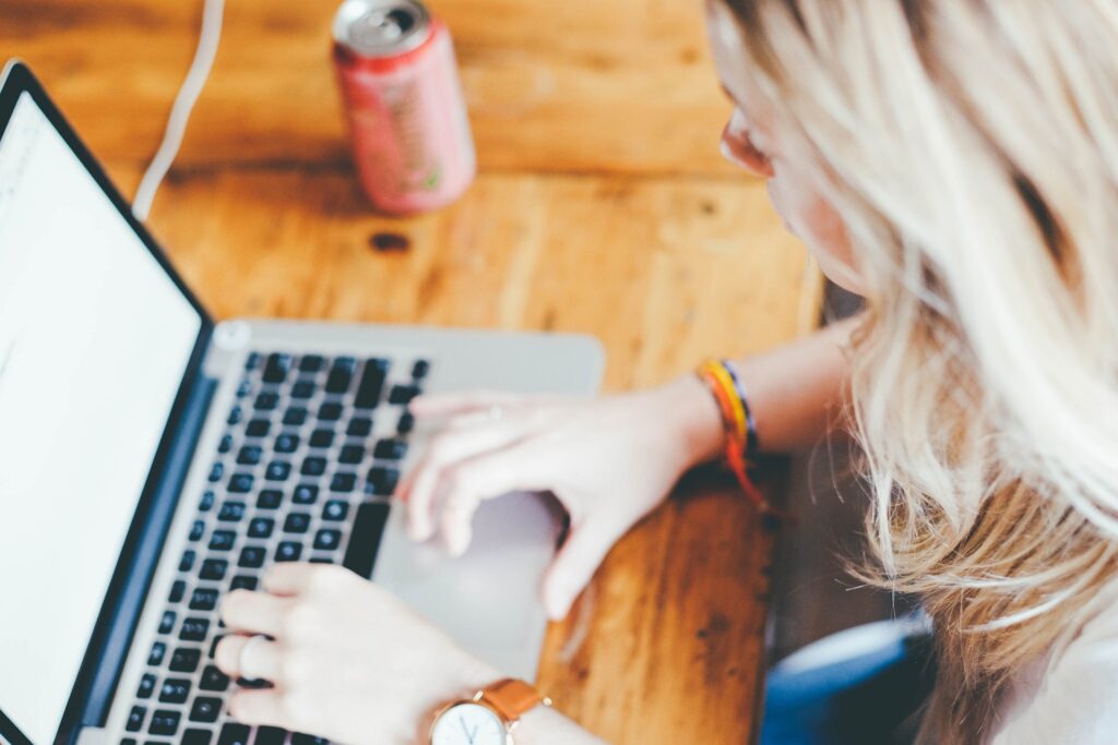 Femme qui fait une recherche internet sur son ordinateur