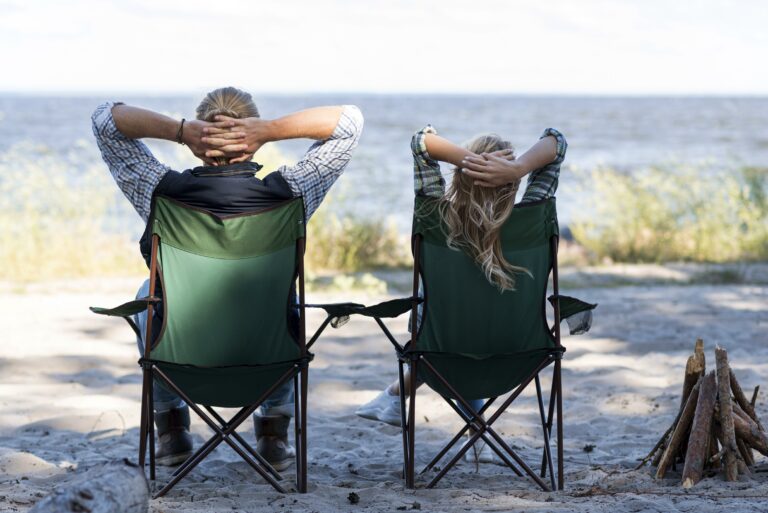 Couple qui se détend en vacances