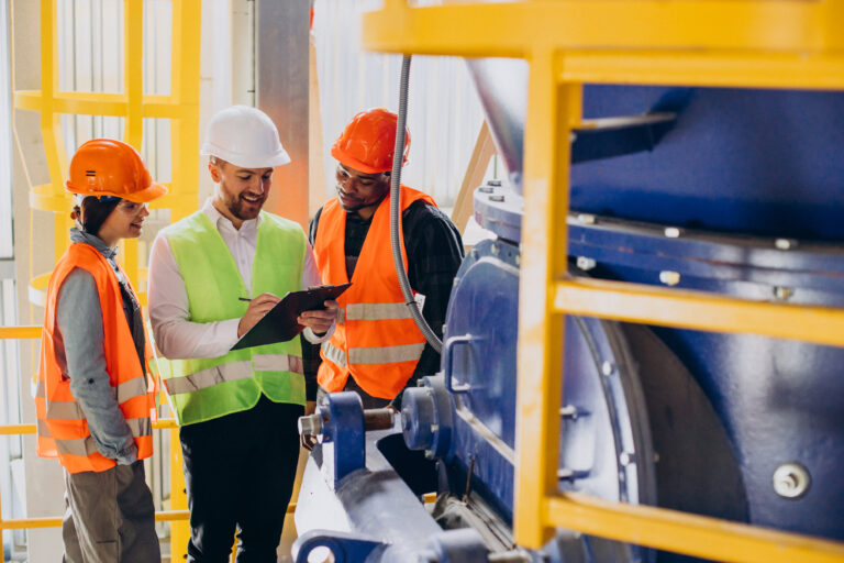 trois ouvriers travaillant dans une usine